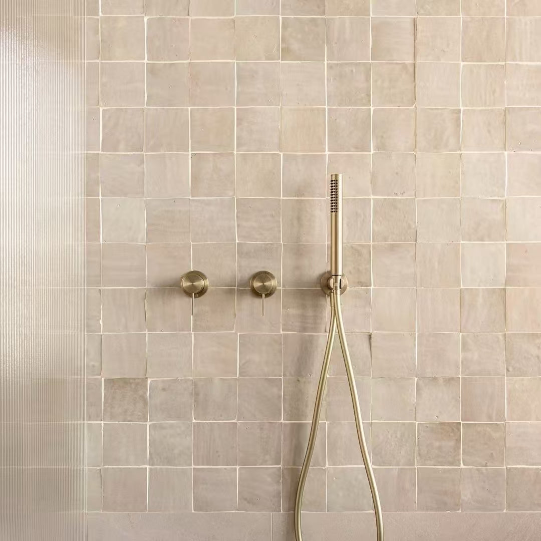 SLIM SHOWER ON BRACKET BRUSHED GOLD