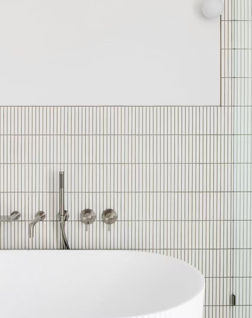 SLIM SHOWER ON BRACKET BRUSHED NICKEL